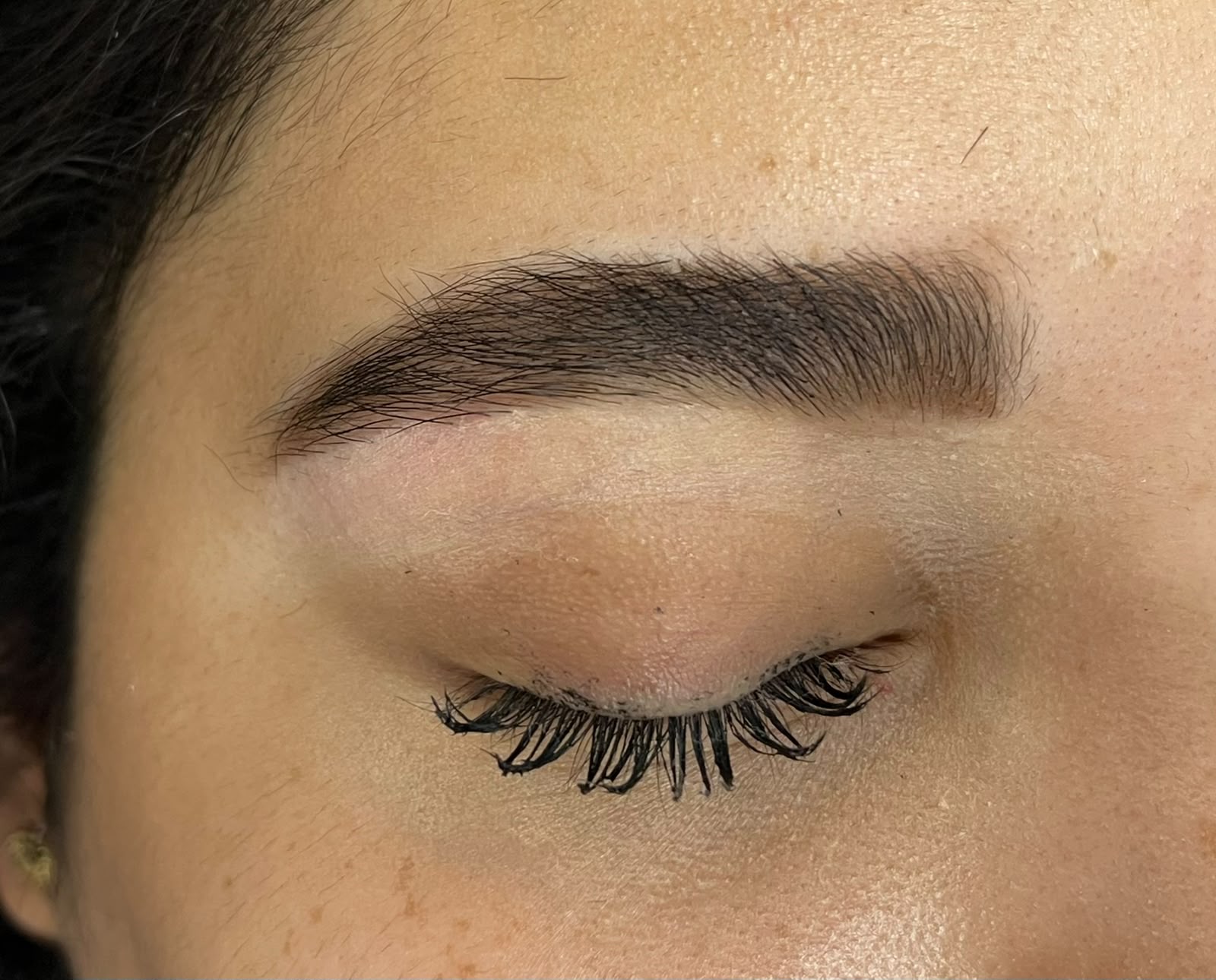 Fotografía original de una ceja definida y un ojo cerrado
