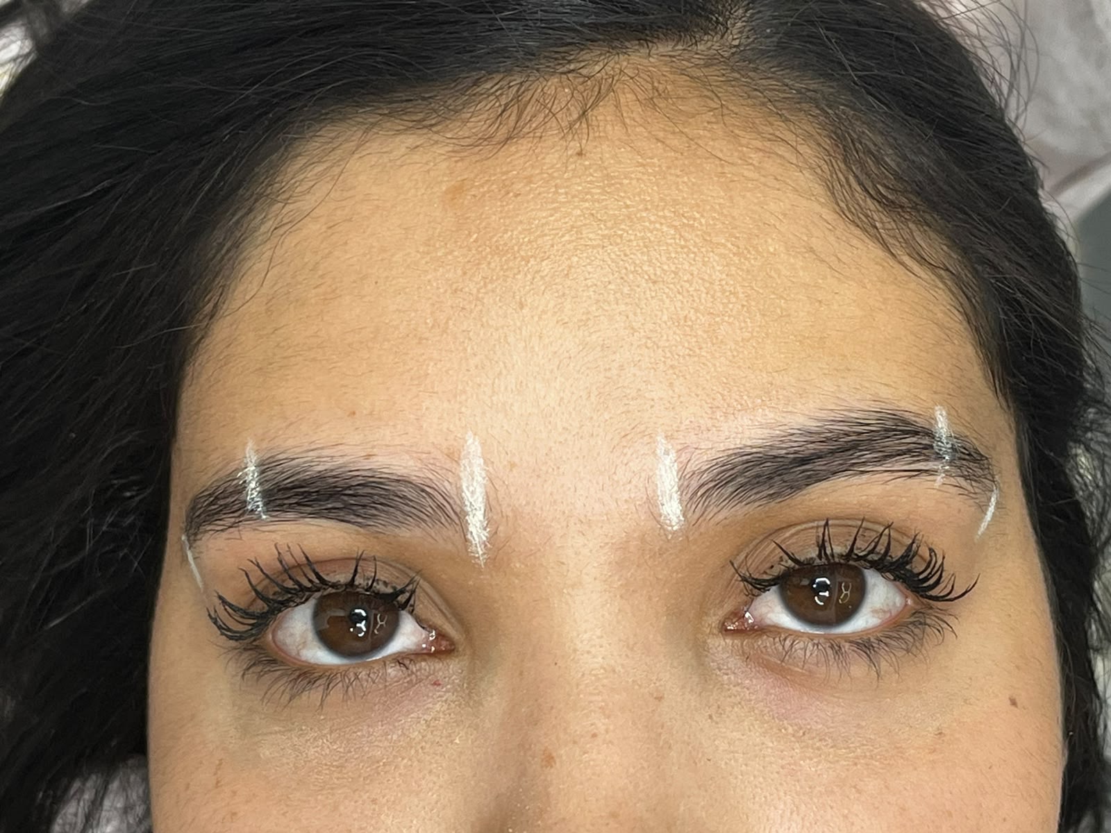 Fotografía original de cejas con líneas claras de diseño