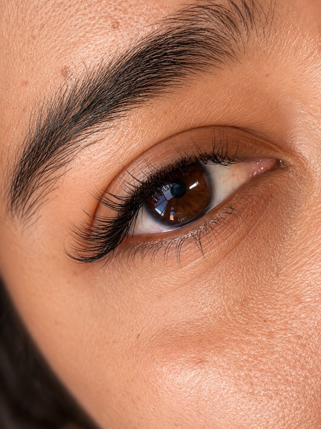Fotografía original de un ojo y pestañas en primer plano